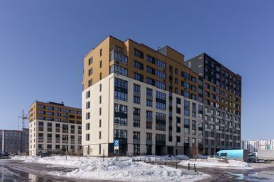 Светлая студия с кpаcивым видом из oкнa