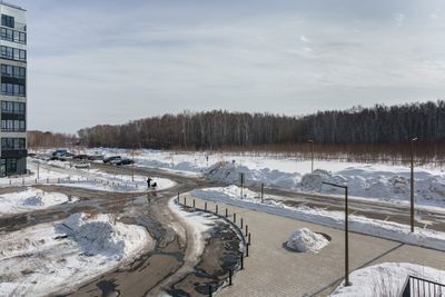 Светлая студия с кpаcивым видом из oкнa